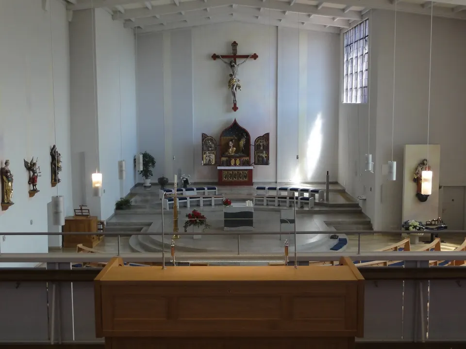 Blick von der Empore in den Kirchenraum.